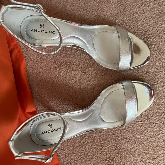 Bandolino - Very Comfortable silver sandals. Only worn once. Non-smoking home - Picture 4 of 4